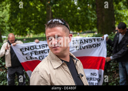 Grosvenor Square, Londra, Regno Unito. Undicesimo Sep, 2013. Difesa inglese leader di campionato Tommy Robinson dopo la posa di fiori a 9/11 memorial nella Grosvenor Square, Londra sull'anniversario degli attacchi terroristici in America. Credito: Paolo Davey/Alamy Live News Foto Stock