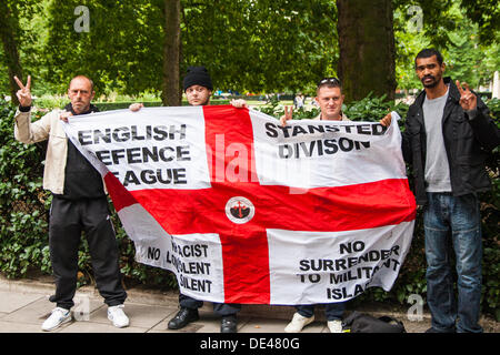 Grosvenor Square, Londra, Regno Unito. Undicesimo Sep, 2013. Inglese per la difesa degli attivisti della Lega compresi i loro leader Tommy Robinson, secondo da destra, posa per le foto dopo la posa di fiori a 9/11 memorial nella Grosvenor Square, Londra sull'anniversario degli attacchi terroristici in America. Credito: Paolo Davey/Alamy Live News Foto Stock