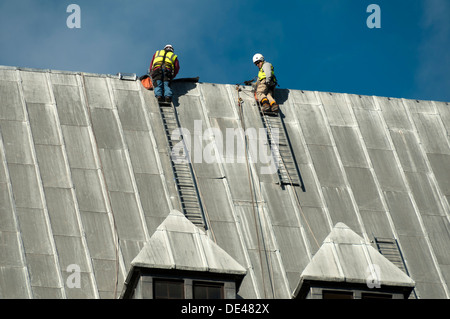 Operai sul tetto del municipio edificio di estensione, Piazza San Pietro, Manchester, Inghilterra, Regno Unito Foto Stock