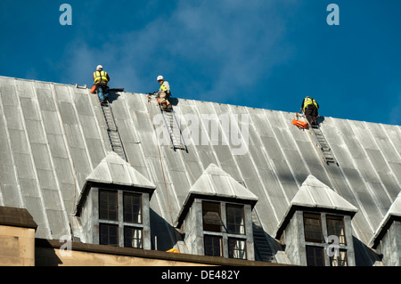 Operai sul tetto del municipio edificio di estensione, Piazza San Pietro, Manchester, Inghilterra, Regno Unito Foto Stock