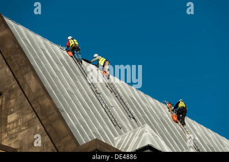 Operai sul tetto del municipio edificio di estensione, Piazza San Pietro, Manchester, Inghilterra, Regno Unito Foto Stock