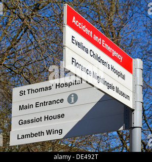 Cartello NHS St Thomas Hospital & strutture associate tra cui incidenti ed emergenze nelle vicinanze Evelina Children's Hospital Lambeth Londra Inghilterra Regno Unito Foto Stock