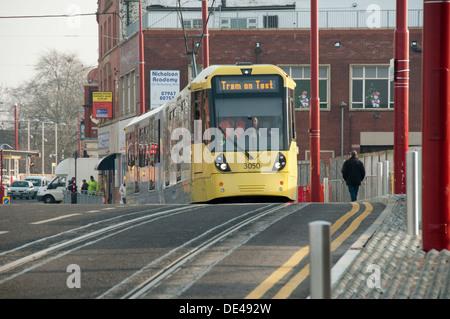 Tram Metrolink durante il test sulla East Manchester Linea a Droylsden, Manchester, Inghilterra, Regno Unito Foto Stock