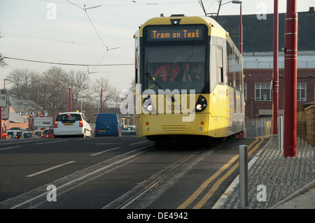 Tram Metrolink durante il test sulla East Manchester Linea a Droylsden, Manchester, Inghilterra, Regno Unito Foto Stock