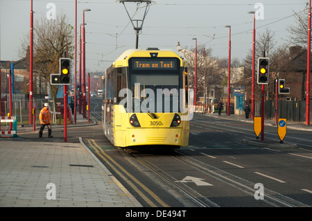 Tram Metrolink durante il test sulla East Manchester Linea a Droylsden, Manchester, Inghilterra, Regno Unito Foto Stock