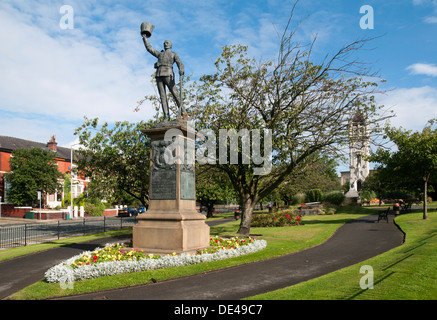 Il Lancashire Fusiliers War Memorial, Torre dei giardini, Bury, Greater Manchester, Inghilterra, Regno Unito. Foto Stock