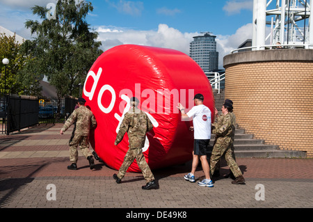 Personale delle forze di spinta Big Red ruota del Stoptober 'stop' fumare campagna, Salford Quays, Manchester, Inghilterra, Regno Unito Foto Stock