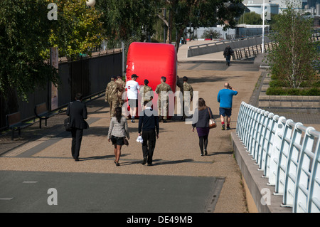 Personale delle forze di spinta Big Red ruota del Stoptober 'stop' fumare campagna, Salford Quays, Manchester, Inghilterra, Regno Unito Foto Stock