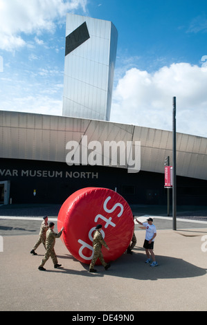 Personale delle forze di spinta Big Red ruota del Stoptober 'stop' fumare campagna, Salford Quays, Manchester, Inghilterra, Regno Unito Foto Stock