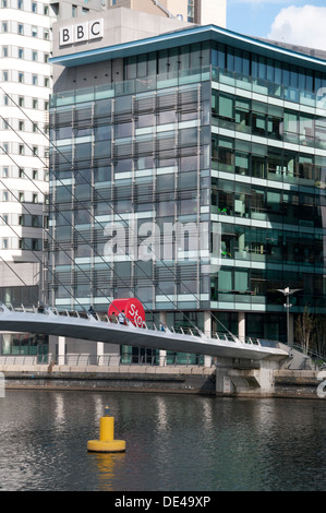 Personale delle forze di spinta Big Red ruota del Stoptober 'stop' fumare campagna, Salford Quays, Manchester, Inghilterra, Regno Unito Foto Stock