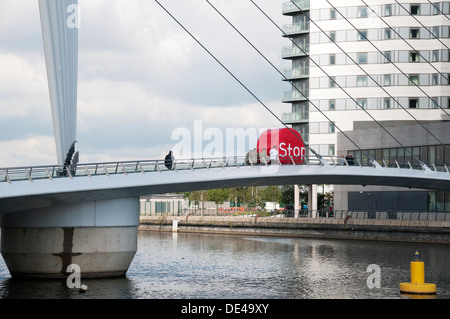 Personale delle forze di spinta Big Red ruota del Stoptober 'stop' fumare campagna, Salford Quays, Manchester, Inghilterra, Regno Unito Foto Stock