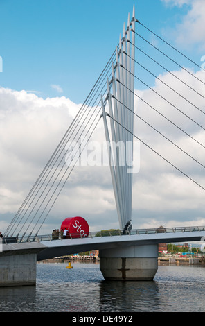 Personale delle forze di spinta Big Red ruota del Stoptober 'stop' fumare campagna, Salford Quays, Manchester, Inghilterra, Regno Unito Foto Stock