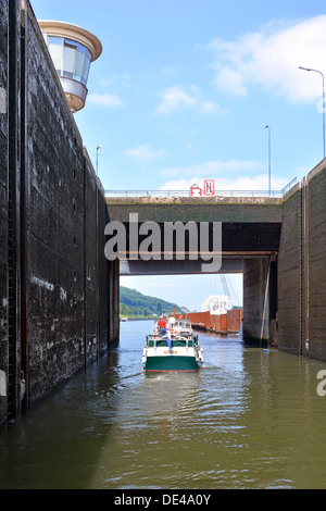 Si blocca in corrispondenza di Lanaye Ternaaien parte del Belgio olandese commerciale sistema fluviale (maggiori informazioni in Alamy Descrizione pannello) Foto Stock