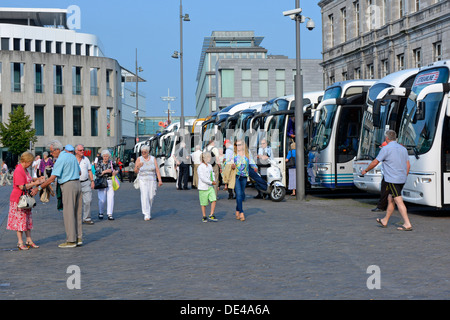 I pullman e gli autisti di Maastricht, parcheggiati nella piazza del mercato, hanno trasportato i turisti per vedere il concerto serale estivo all'aperto di André Rieu e della sua orchestra EU Foto Stock