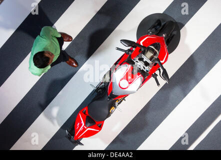 Francoforte, Germania. Undicesimo Sep, 2013. Un motociclo del modello Ducati Corse è riflessa in uno specchio del soffitto di una cabina di Audi al Salone di Francoforte IAA di Francoforte sul Meno, Germania, 11 settembre 2013. Il Salone di Francoforte IAA globalmente conta come la fiera leader del settore auto. Quasi 1100 espositori provenienti da tutto il mondo presentano i loro prodotti più recenti dal 12 al 22 settembre 2013. Foto: FRANK RUMPENHORST Credito: dpa picture alliance/Alamy Live News Foto Stock