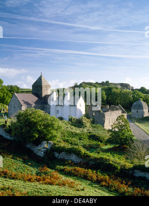 Penmon Priory, Anglesey: St Seiriol C12TH/xiii chiesa con la ex prima di filoni (Casa bianca) & dormitorio gamma, e successivamente colombaia (c 1600). Foto Stock