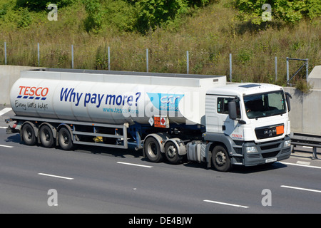 Tesco supermercato uomo lungo camion hgv camion pubblicità a lato di articolata benzina cisterna guida lungo autostrada UK strada Hazchem targhette di informazioni Foto Stock