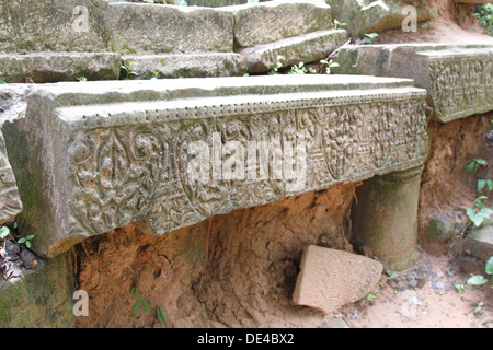 Beng Mealea (tempio indù e buddista), Angkor, Siem Reap, Cambogia. Tempio di rovine con pennello e vegetazione. Foto Stock