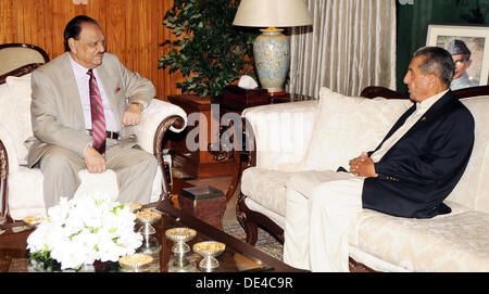 ISLAMABAD/ PAKISTAN .  11 setp 2013 Handout image PID  pir karam ali shah governatore bilgilt-baltistan ha invitato il presidente mamanoon hussain a aiwan e sadr a Islamabad (foto di PID/Deanpictures/Alamy Live News Foto Stock