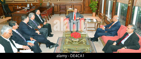 ISLAMABAD/ PAKISTAN .  11 setp 2013 Handout image PID  primo ministro muhammad Nawaz Sharif incontro mif delegazione guidata da massod ahmeddirector del partecentrale Oriente e Asia centrale depaertment fmi presso il primo ministro ufficio a Islamabad (foto di PID/Deanpictures/Alamy Live News Foto Stock