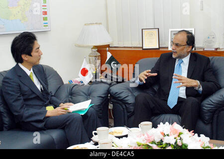 ISLAMABAD/ PAKISTAN .  11 setp 2013 Handout image PID  Ministro federale per la pianificazione dello sviluppo e delle riforme nella pianificazione cossisiion prof ahsan iqbal incontri con minoru kiuchi parlimentary vice ministro per gli affari forreign del Giappone in islsmabad (foto di PID/Deanpictures/Alamy Live News Foto Stock