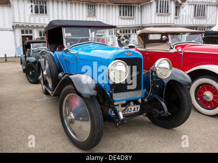 Un blu Hispano-Suiza auto, eventualmente un H6, con la suddivisione del parabrezza, parcheggiato con altre automobili classiche a Lavenham, Suffolk, Inghilterra. Foto Stock