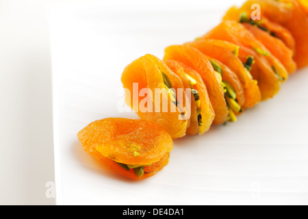 Albicocche secche a fette farcite i pistacchi sono una prelibatezza popolare nel Medio Oriente in particolare Arabia Saudita Foto Stock