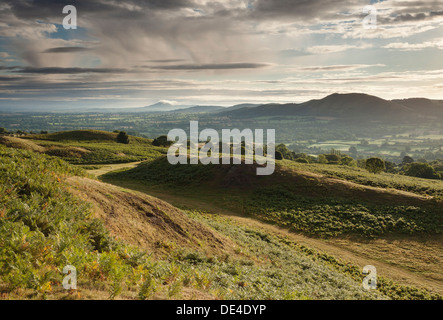 La vista dalla lunga Mynd verso il Lawley (a destra) e il Wrekin (medio) nello Shropshire, Inghilterra Foto Stock
