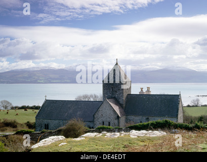 Seiriol St è la Chiesa, Penmon Priory, Isola di Anglesey, Galles del Nord, guardando S attraverso il Menai Strait al Carneddau mountain range in Snowdonia Foto Stock