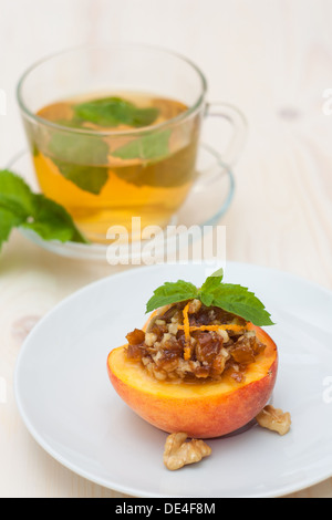 Peach dessert con data e noce sul pannello di legno Foto Stock