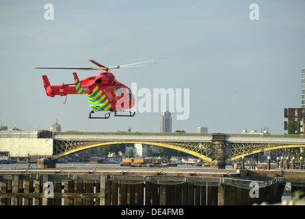 Salvataggio in elicottero a Londra in azione, volare lontano Foto Stock