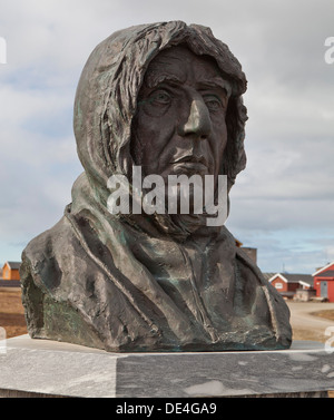 Statua di polare norvegese explorer Roald Amundsen in Ny-Alesund, Spitsbergen, Svalbard, Norvegia Foto Stock