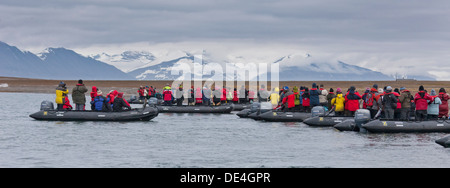 I turisti su Zodiacs, isola Spitsbergen, Svalbard, Norvegia Foto Stock