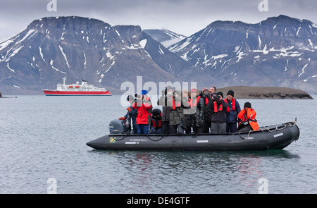 Turistico a Zodiacs,l'isola Spitsbergen, Svalbard, Norvegia Foto Stock