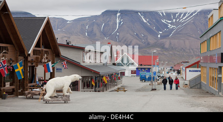 Farcite orso polare al di fuori della piccola tappa turistica a Longyearbyen, isola Spitsbergen, Norvegia Foto Stock