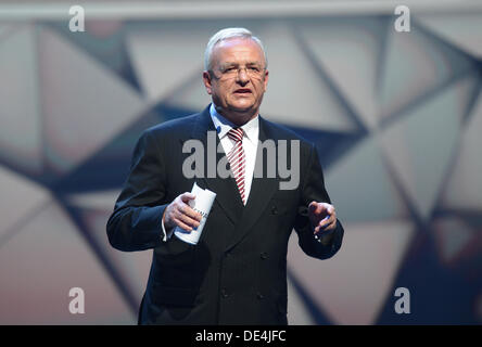 Francoforte, Germania. 9 Sep, 2013. Presidente del consiglio di amministrazione di un produttore di automobili Volkswagen (VW), Martin Winterkorn, parla durante una presentazione prima di iniziare la IAA - Frankfurt Motor Show all'Fraport Arena di Francoforte, Germania, 9 settembre 2013. Foto: Uli Deck/dpa/Alamy Live News Foto Stock