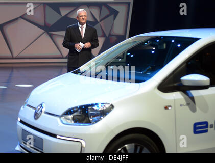 Francoforte, Germania. 9 Sep, 2013. Presidente del consiglio di amministrazione di un produttore di automobili Volkswagen (VW), Martin Winterkorn, parla come egli sta dietro una VW e-up modello di auto durante una presentazione prima di iniziare la IAA - Frankfurt Motor Show all'Fraport Arena di Francoforte, Germania, 9 settembre 2013. Foto: Uli Deck/dpa/Alamy Live News Foto Stock