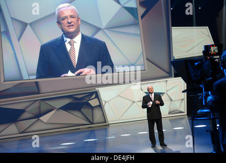 Francoforte, Germania. 9 Sep, 2013. Presidente del consiglio di amministrazione di un produttore di automobili Volkswagen (VW), Martin Winterkorn, parla durante una presentazione prima di iniziare la IAA - Frankfurt Motor Show all'Fraport Arena di Francoforte, Germania, 9 settembre 2013. Foto: Uli Deck/dpa/Alamy Live News Foto Stock