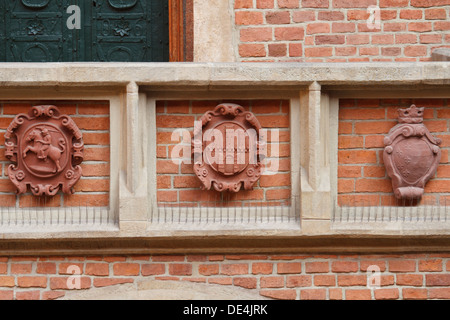 Il polacco stemmi presso il muro di mattoni del Collegium Maius, il più antico edificio della Università Jagellonica, Cracovia in Polonia. Foto Stock