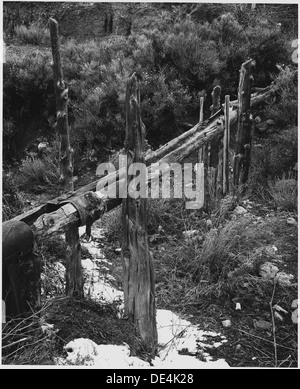 Taos County, Nuovo Messico. Flumes, portando acqua di irrigazione attraverso arroyos, sono frequentemente lavato Unità organizzativa . . . 521940 Foto Stock