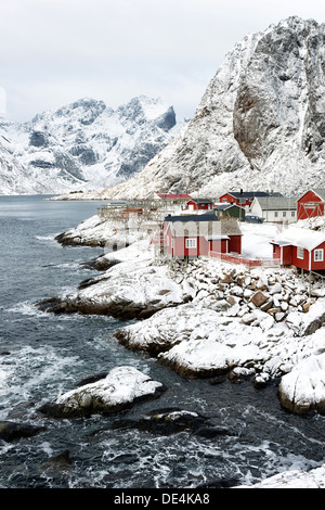 Una vista di Hamnoy villaggio sulle isole Lofoten con Lilandstinden in background Foto Stock