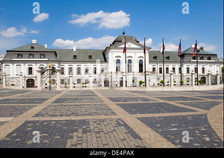 Ampia vista frontale del palazzo Grassalkovich (Grasalkovicov Palac) di Bratislava, Slovacchia, residenza del Presidente della Repubblica della Slovacchia Foto Stock