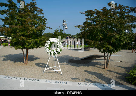 Arlington, Virginia, Stati Uniti d'America. Undicesimo Sep, 2013. Una corona di fiori che è stata posta dal presidente degli Stati Uniti Barack Obama è vedere al Pentagono il dodicesimo anniversario del 9/11 gli attacchi terroristici nel settembre 11, 2013 in Arlington, Virginia. Credito: Kevin Dietsch / Pool via CNP Credito: dpa picture alliance/Alamy Live News Foto Stock