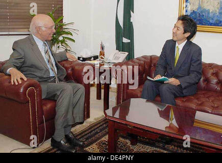 ISLAMABAD/ PAKISTAN .  11 setp 2013 Handout image PID  Consigliere del Primo Ministro per la sicurezza nazionale e gli affari esteri, Sartaj Aziz agitando la mano con il Vice Ministro del Giappone per gli Affari Esteri Minoru Kuchi al Foreign Office, Islamabad il 11 settembre 2013 (foto di PID/Deanpictures/Alamy Live News Foto Stock