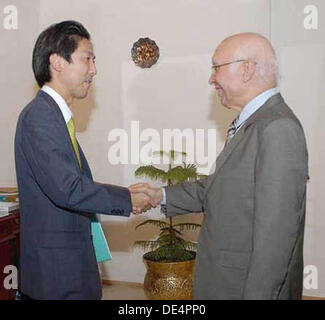 ISLAMABAD/ PAKISTAN .  11 setp 2013 Handout image PID  Consigliere del Primo Ministro per la sicurezza nazionale e gli affari esteri, Sartaj Aziz agitando la mano con il Vice Ministro del Giappone per gli Affari Esteri Minoru Kuchi al Foreign Office, Islamabad il 11 settembre 2013 (foto di PID/Deanpictures/Alamy Live News Foto Stock