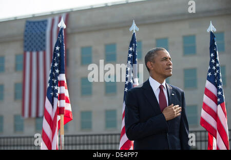 Arlington, Virginia, Stati Uniti d'America. Undicesimo Sep, 2013. Il Presidente degli Stati Uniti Barack Obama sta durante una cerimonia di commemorazione per il dodicesimo anniversario del 9/11 gli attacchi terroristici al Pentagono l'11 settembre 2013 in Arlington, Virginia. Credito: Kevin Dietsch / Pool via CNP Credito: dpa picture alliance/Alamy Live News Foto Stock