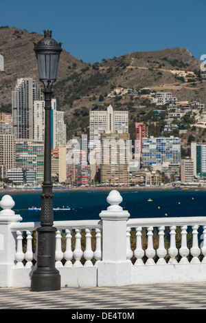 Balcone con vista della Playa de Levante di Benidorm Foto Stock