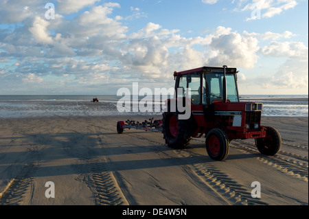 Fisherman's trattori sulla spiaggia, Normandia, Francia Foto Stock