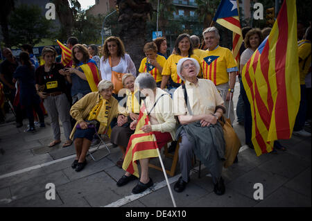 Barcellona, in Catalogna, Spagna-11 Settembre, 2013. Le persone anziane che partecipano alla catena umana a Barcellona. In coincidenza con la Giornata Nazionale della Catalogna è venuto una catena umana con più di quattro cento mila persone intorno al territorio catalano che chiedono l indipendenza. Credito: Jordi Boixareu/Alamy Live News Foto Stock