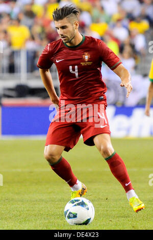 Foxborough, Massachusetts, STATI UNITI D'AMERICA. Decimo Sep, 2013. Il Portogallo Miguel Veloso (4) durante la FIFA amichevole tra il Brasile e il Portogallo hanno tenuto a Gillette Stadium di Foxborough Massachusetts. Punteggio finale Brasile 3 Portogallo 1 Eric Canha/CSM. Credito: csm/Alamy Live News Foto Stock